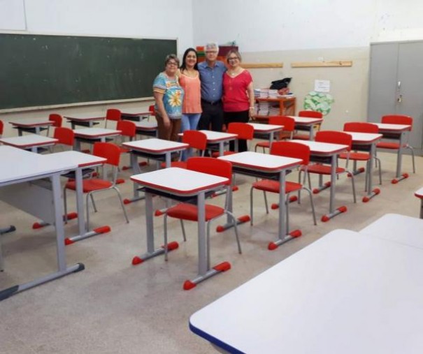EMEFI de Salmour�o recebe novo mobili�rio 