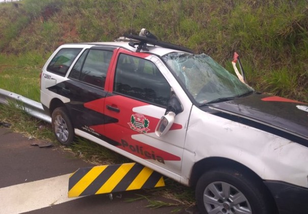 Policial fica ferido ap�s batida em caminh�o e capotamento de viatura da Pol�cia Civil em Indiana