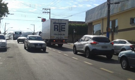 Acidente de trânsito no centro de Osvaldo Cruz deixa três feridos