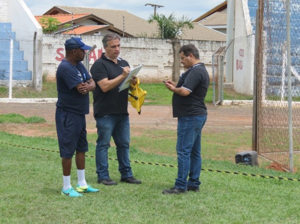Representante da FPF vistoria Estdio Breno Ribeiro do Val, mas no confirma liberao