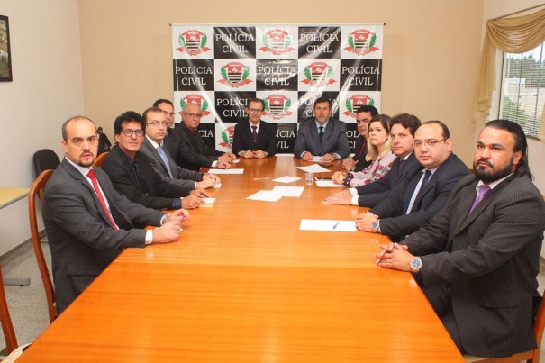 Em Dracena, diretor do Deinter-8 e delegado seccional presidem reunio com homenagem a delegados