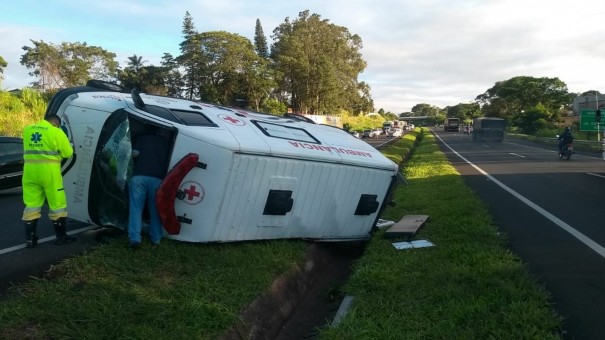 Ambulncia capota e deixa feridos em rodovia de Marlia