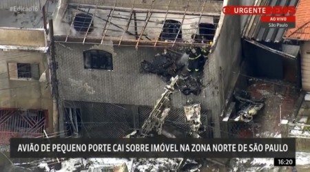 Avião de pequeno porte cai sobre casas em SP, deixa 2 mortos e 12 feridos