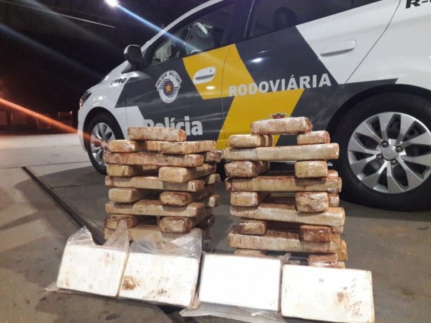 Fiscalizao encontra mais de 40 quilos de cocana e maconha em fundo falso de veculo e prende 4 pessoas