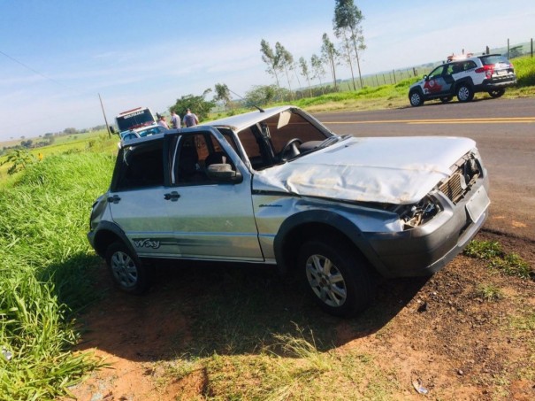 Capotamento de ve�culo deixa casal ferido em trecho da Rodovia J�lio Budiski em Flora Rica