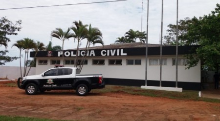 Reeducandos do sistema penitenciário realizam pintura na delegacia de Salmourão