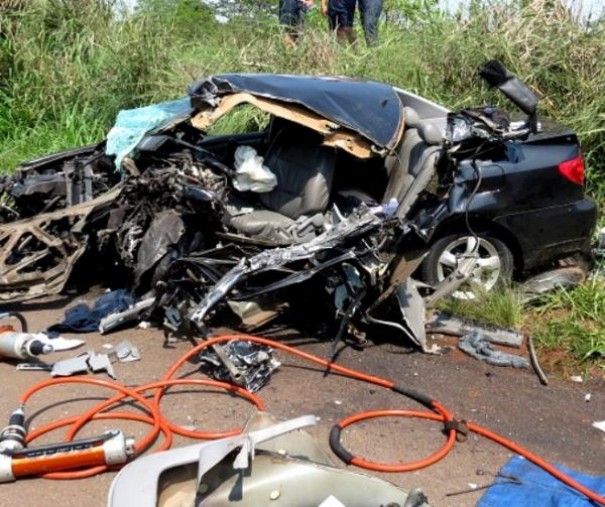 Homem morre em grave acidente entre carro e carreta 