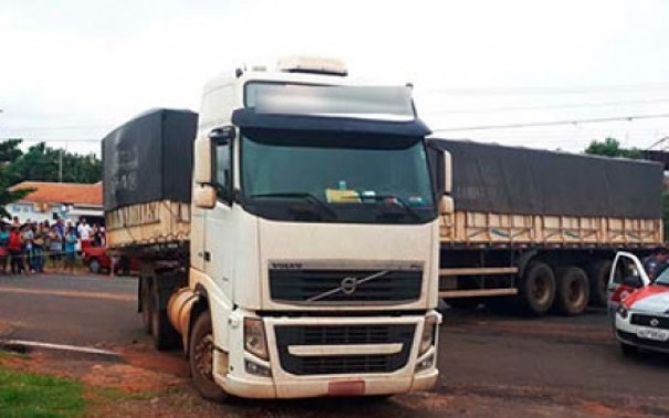 Carreta faz convers�o irregular e provoca morte de motociclista em Quat�