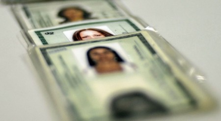 Lei dispensa autenticação e reconhecimento de firma em órgãos públicos