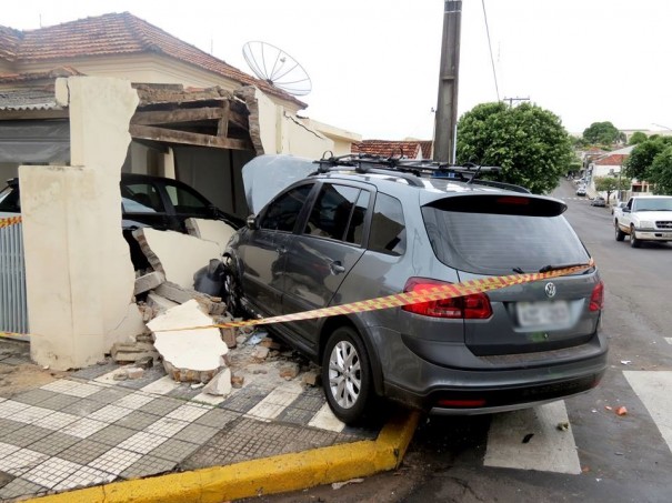 Acidente no centro de OC envolve trs veculos e causa danos no muro de uma residncia