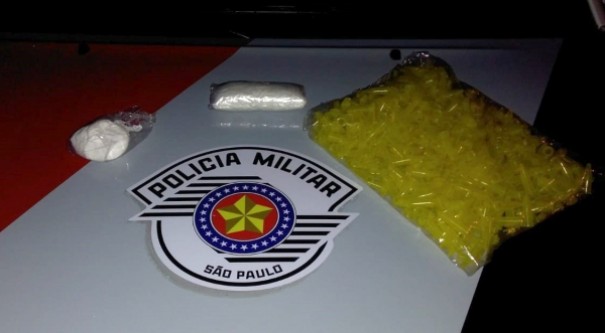 PM prende mulher com cocana e pinos plsticos usados para comrcio da droga
