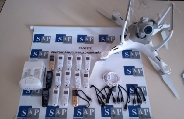 Agentes penitencirios atiram em drone que levava 14 celulares para presdio