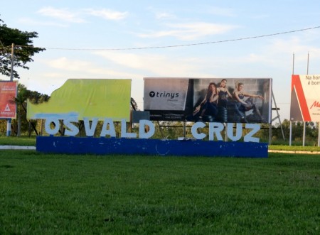 Denúncia: Vândalos danificam letreiro de identificação de Osvaldo Cruz