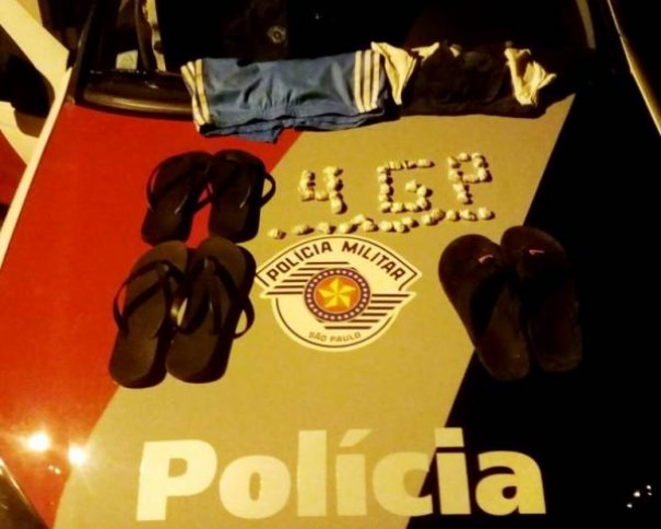 Indivduos 'se assustam' ao ver viatura da PM, saem correndo e largam sacola com maconha para trs 