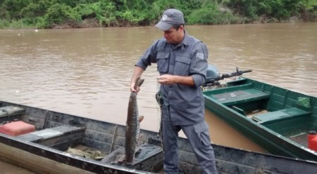 Pescadores são autuados em fiscalização da PM Ambiental no Salto Botelho