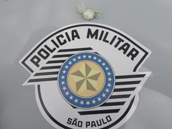 Rapaz  abordado e acaba detido portando uma poro de cocana em OC