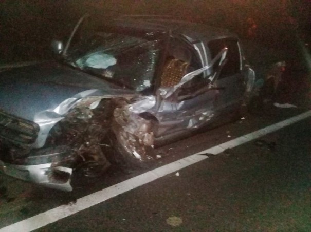 Batida frontal entre carro e caminhonete mata homem de 21 anos