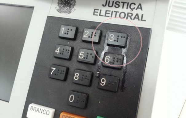 Eleitor cola com 'Super-Bonder' tecla '3' da urna eletr�nica em Tup�