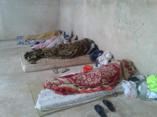 Den�ncia: Moradores de rua ocupam pr�dio de obra inacabada em Osvaldo Cruz