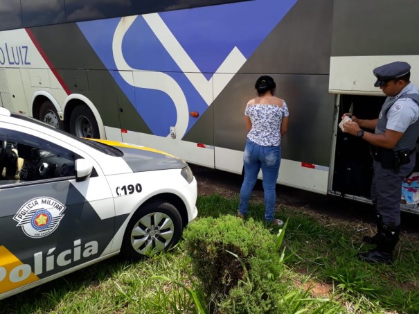 Passageira  detida transportando cocana em nibus pela SP-425 em Parapu
