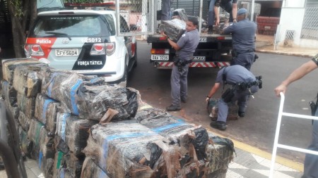Força Tática da PM prende motorista por transportar maconha em meio à carga de sucata