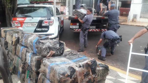 Fora Ttica da PM prende motorista por transportar maconha em meio  carga de sucata
