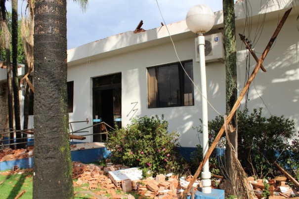 Temporal provoca destelhamento da C�mara Municipal de Martin�polis e interdi��o de im�veis