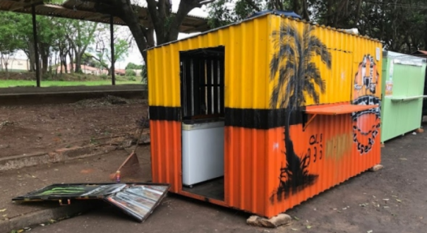 Trailers s�o alvo de arrast�o no centro de Adamantina; foram levados mercadorias e dinheiro