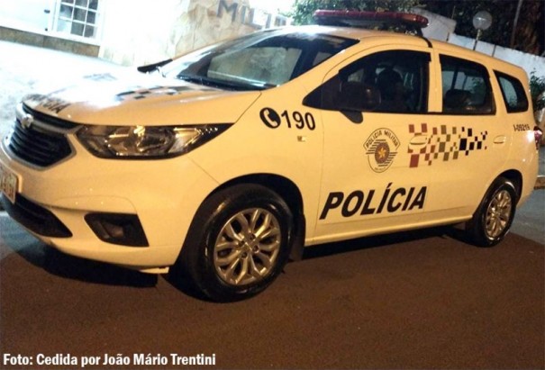 Suspeito de furtar fios de energia é abordado em praça de Bastos