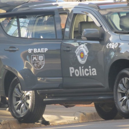 Suspeitos de furtos em Presidente Prudente fogem da Polícia pela SP-425 e batem em lateral de caminhão
