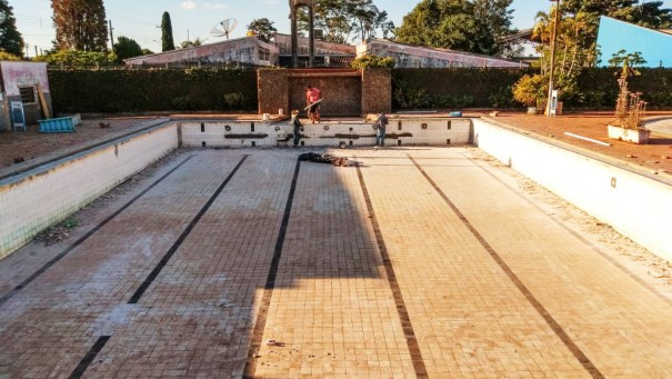 Prefeitura de Salmouro inicia obras de restaurao da piscina e reforma no Centro de Lazer do Trabalhador