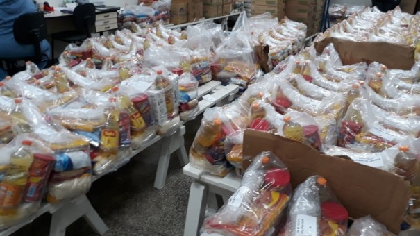 Secretaria de Educao de Adamantina entrega 500 kits de alimentao escolar