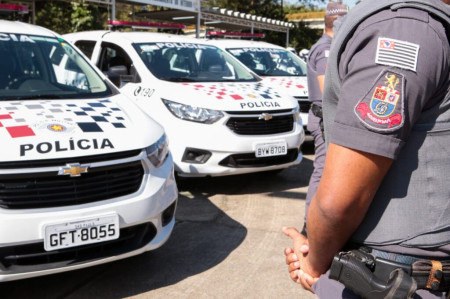 PolÃ­cia Militar faz averiguaÃ§Ã£o de atitude suspeita no bairro AquÃ¡rios, em Osvaldo Cruz