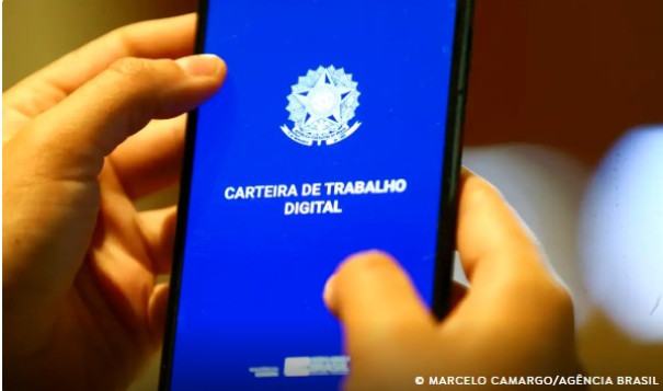 Desemprego cai para 5,3%, o menor para o trimestre terminado em julho