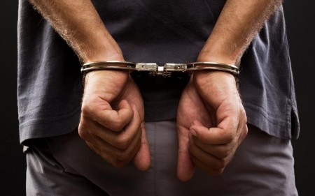 Homem é preso em flagrante por enforcar esposa e agredir filho com socos em Marília