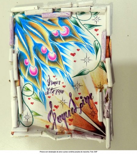 Pintura com declaração de amor enviada a homem preso esconde porções de maconha na moldura e acaba interceptada