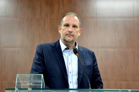 Homero Massarente usa tribuna para criticar reportagem da Metrópole FM sobre compra de carro