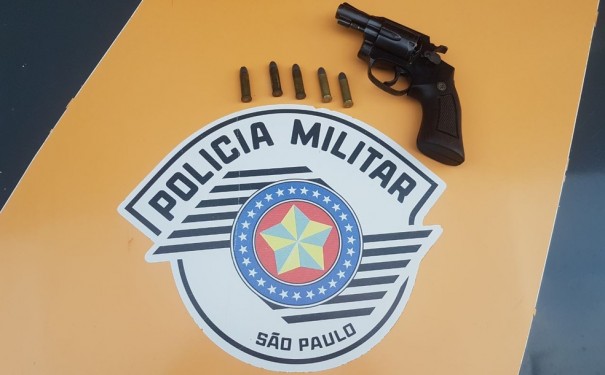 Em viagem 'a passeio', rapazes acabam presos com revlver municiado