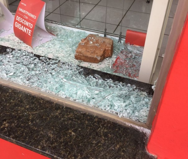 Fachada da loja Claro no centro de OC  arrombada 