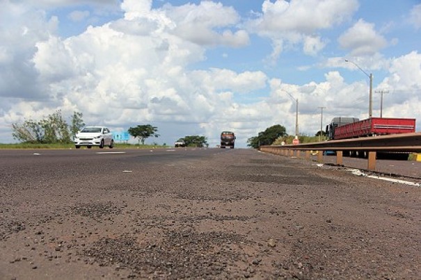 Rodovia Comandante Joo Ribeiro de Barros (SP-294)  apontada com o pavimento regular e sinalizao pela CNT