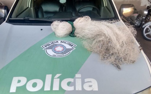 2 homens s�o advertidos com rede de pesca no Rio Aguape�