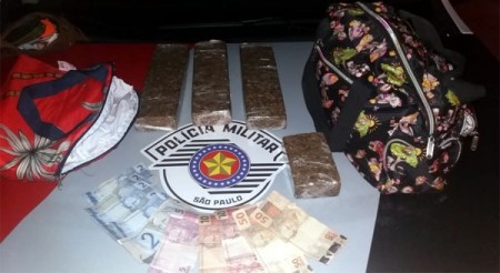 Mulher com bebê de colo é presa com três tijolos de maconha dentro de ônibus na SP-294