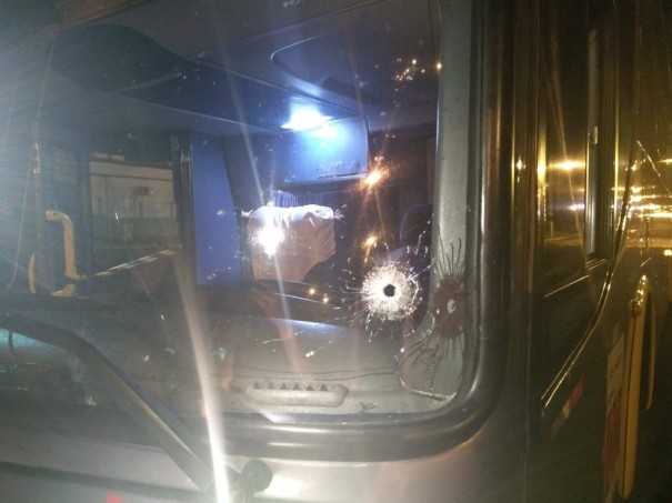 Motorista  baleado durante tentativa de assalto a nibus em rodovia de Paraguau Paulista