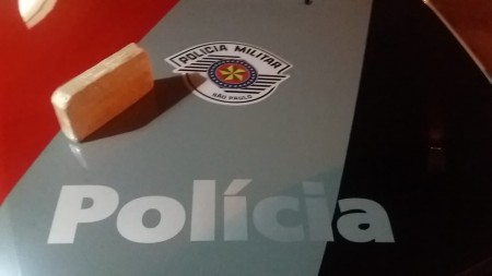 Força Tática prende traficante e apreende 1 kg de cocaína em ônibus na SP-294 em OC