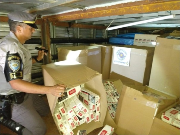Polcia Rodoviria aborda caminho e apreende 300 caixas de cigarros oriundos do Paraguai em Indiana