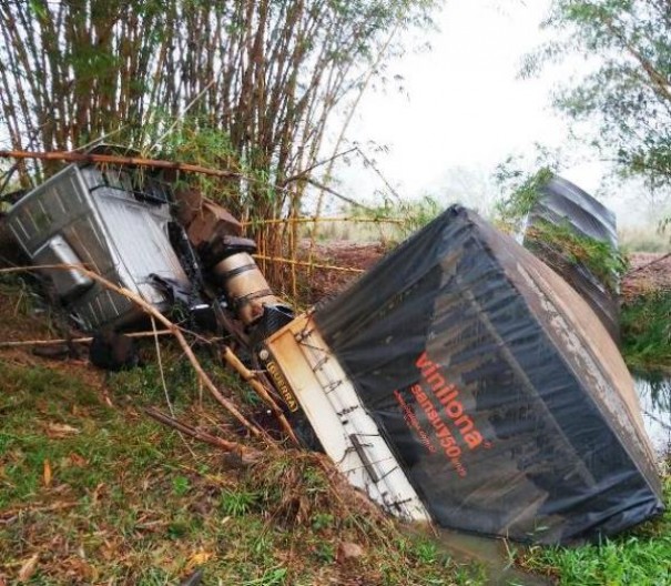 Motorista perde controle e caminh�o acaba dentro de uma represa