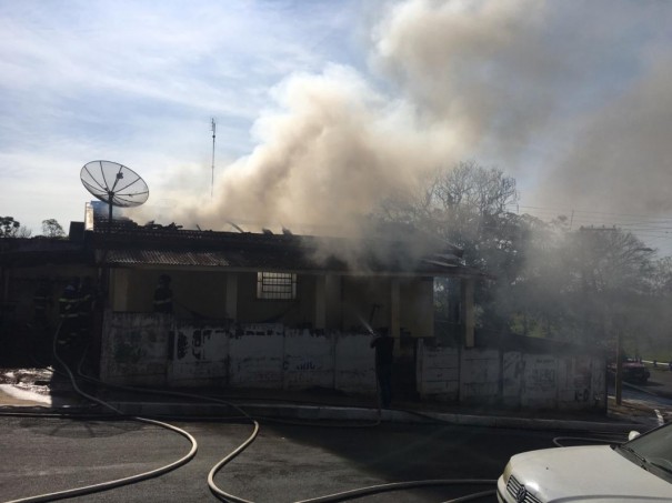 Residncia pega fogo e provoca exploses em Osvaldo Cruz