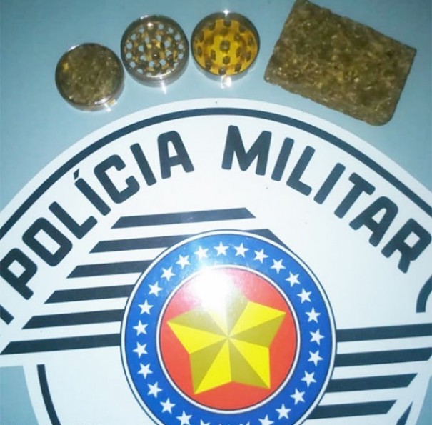 PM de Parapu aborda dupla e apreende maconha que teria sido adquirida com morador de Osvaldo Cruz