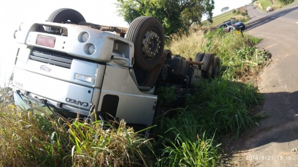 Motorista estaciona para verificar pneus e caminh�o tomba em acostamento de rodovia