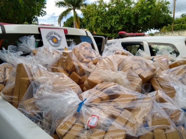PM apreende 758kg de maconha na SP-563, em Monte Castelo
